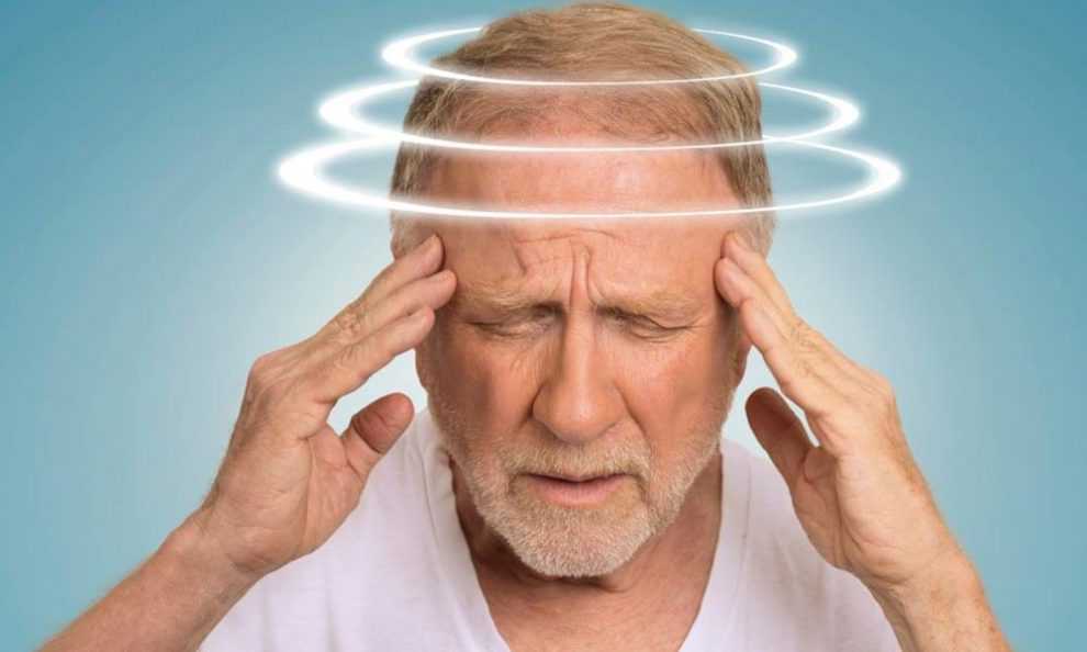 Мужчина в годах с головной болью и головокружением