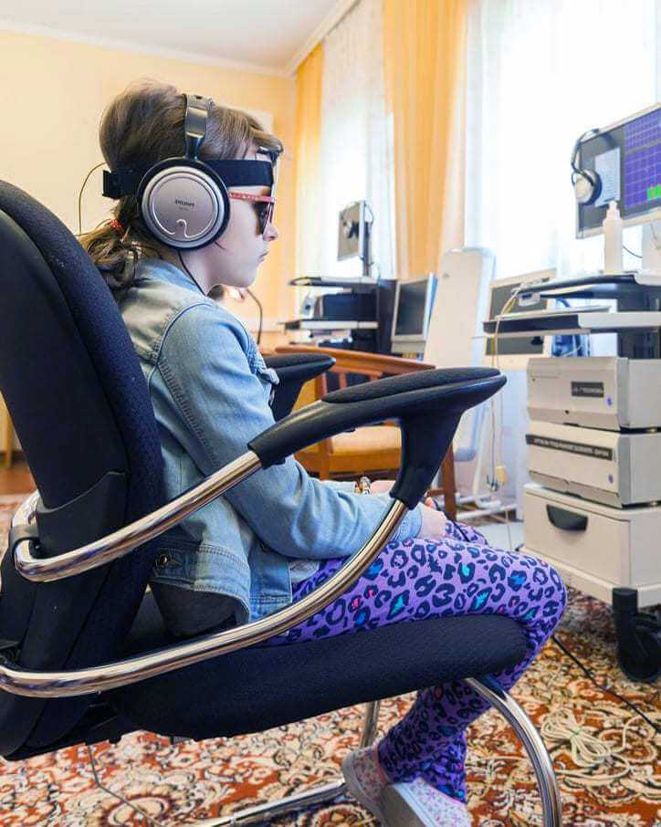 БОС для детей – ребенок с электродами на голове в удобном кресле