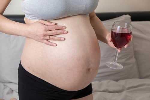 Беременные пьют алкоголь