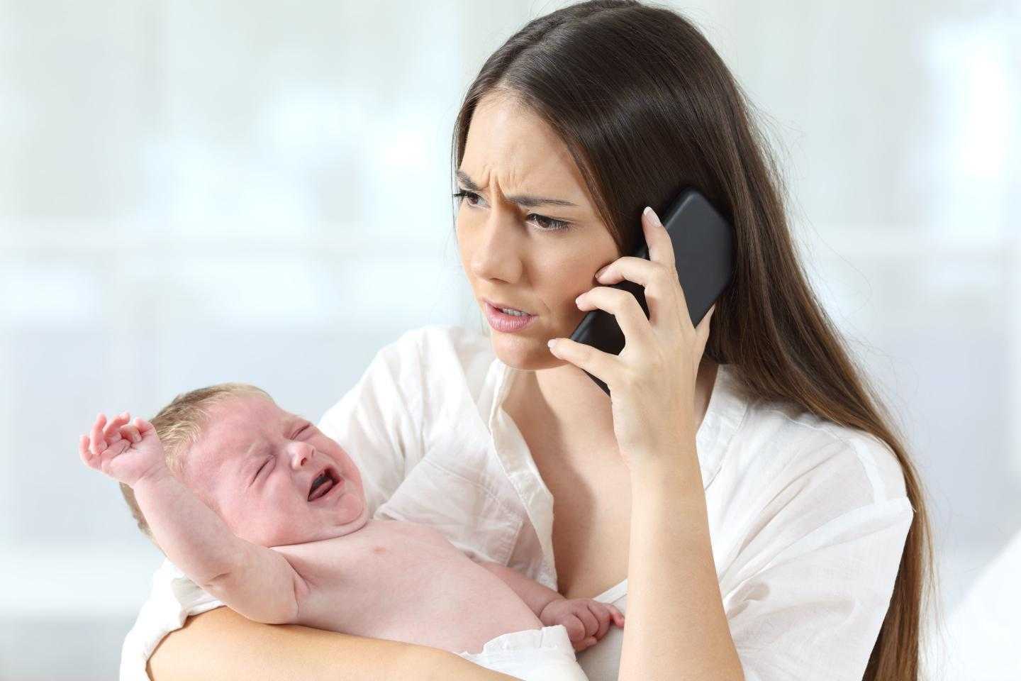 мама взволнована , младенец плачет, звонит врачу