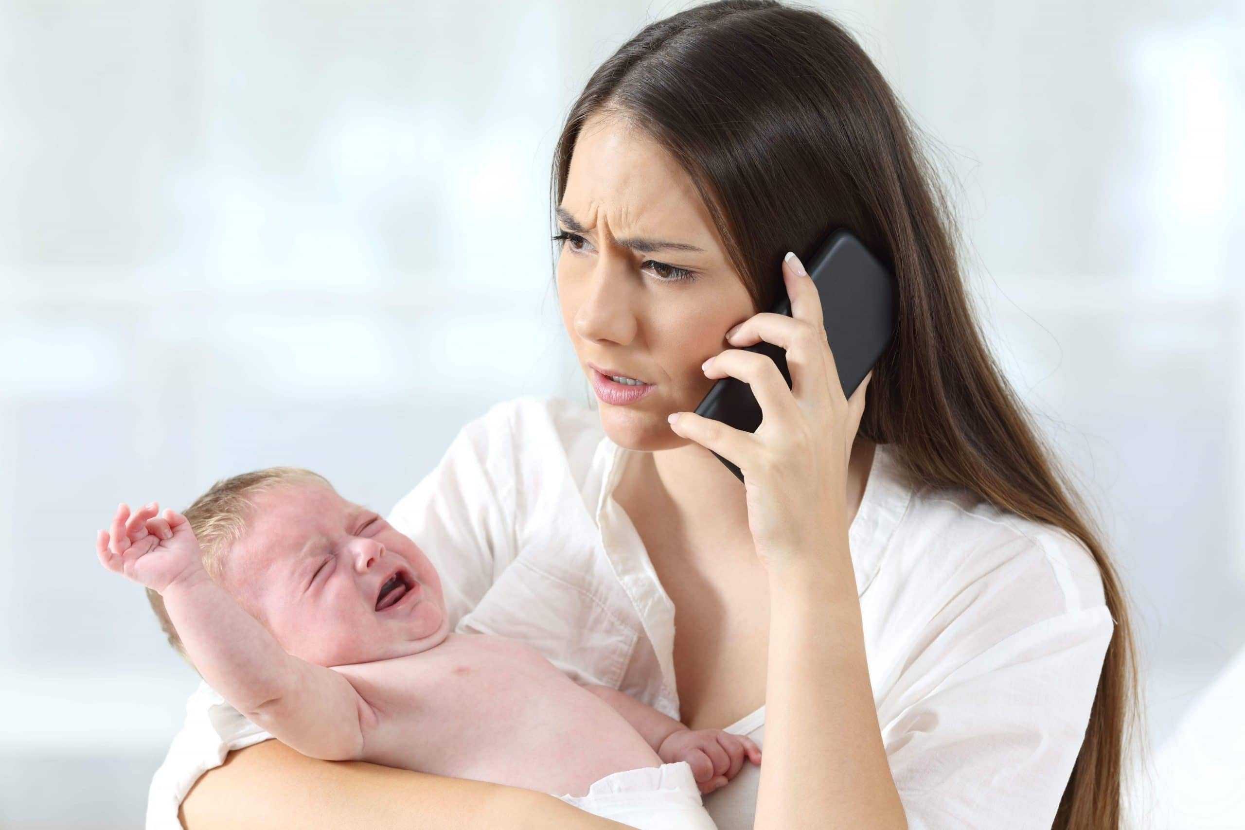 Мама взволнована, младенец плачет, звонит врачу
