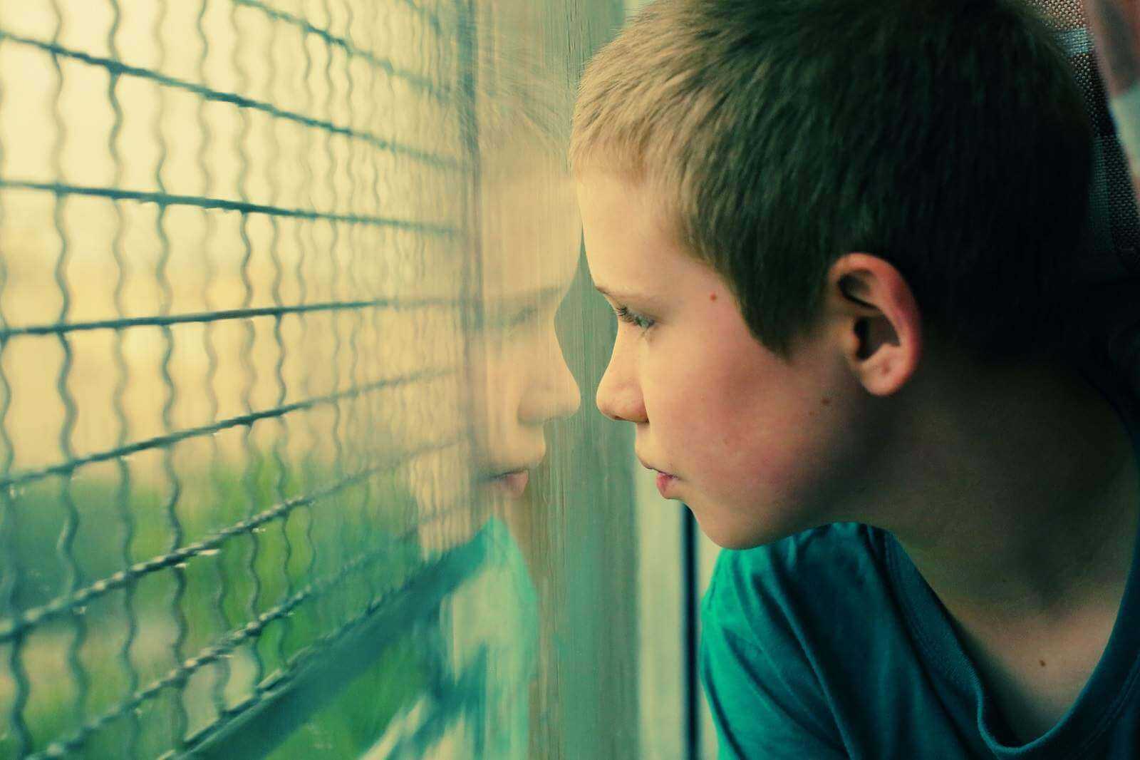 Ребенок смотрит в окно