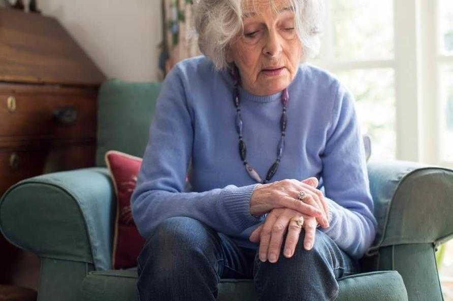 Пожилая женщина с болезнью Паркинсона