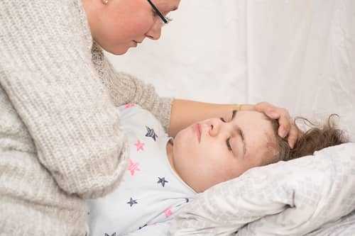 Приступ эпилепсии у девочки в постели