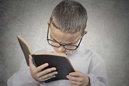 Ребенок чиатет книгу