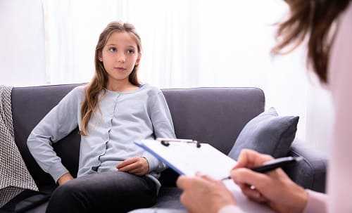 Психолог беседует с гиперактивной девочкой
