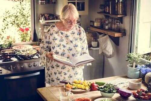 Женщина с болезнью Паркинсона готовит