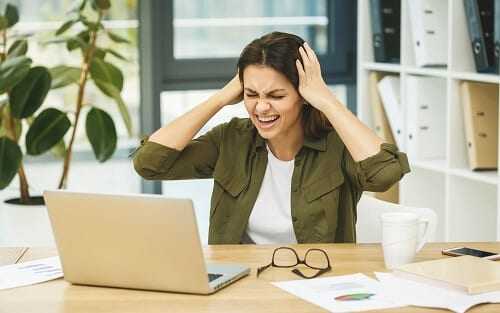 Женщина с приступом мигрени от стресса