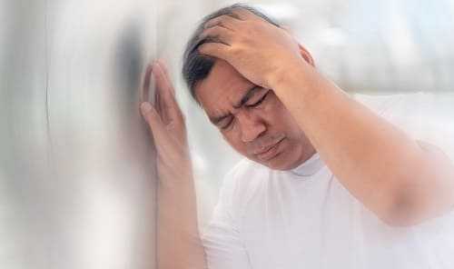 Приступ головокружения, слабости, головной боли у мужчины