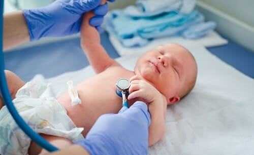 Новорожденного ребенка осматривает неонатолог