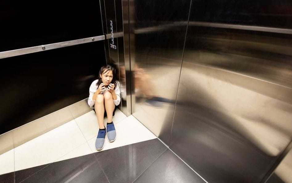 Панический приступ у девушки в лифте