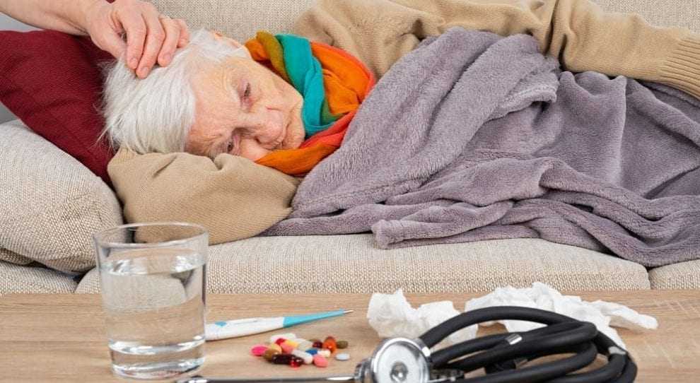Женщина с тяжелой стадией Альцгеймера лежит в постели