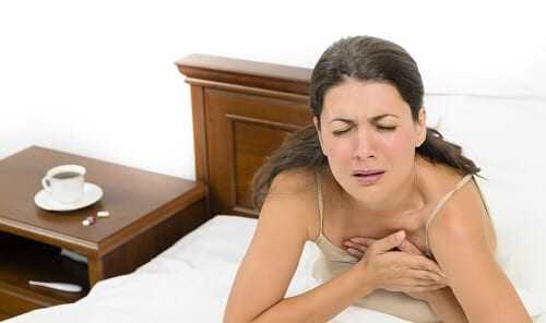 Женщина в постели с болью за грудиной