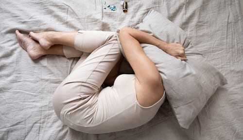 Женщина в стрессе на постели