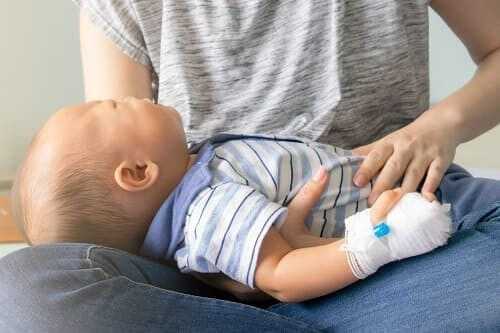 Младенец с установленной системой внутривенных вливаний