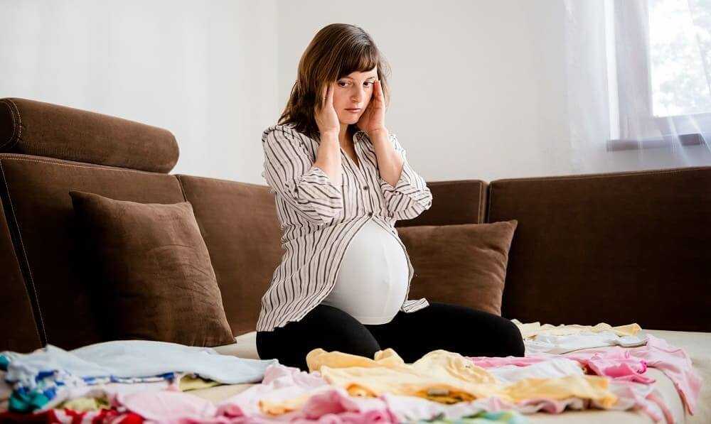 Беременная женщина в растерянности и рассеянности