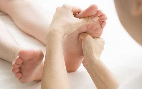 Холодные руки и ноги: причины, лечение