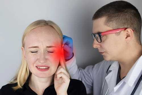 Осмотр врача при диагностике головной боли