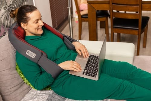 Женщина в эргономичной позе с ноутбуком