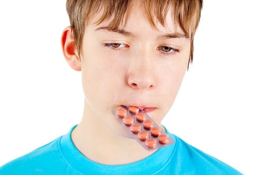 Сонный подросток кусает таблетки