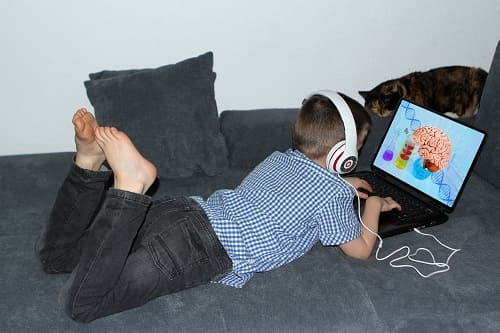 Ребенок развивается за компьютером
