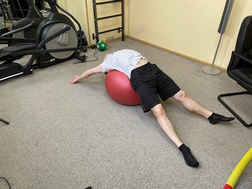 Упражнения дома при боли в спине у мужчин