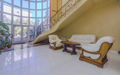 Холл под лестницей