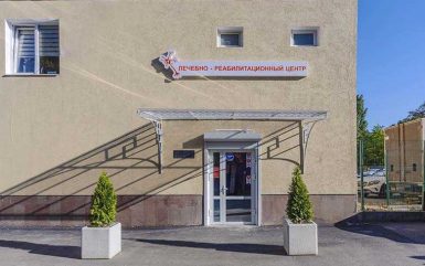 Вход в клинику